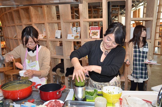 難民の故郷の味を実際に作って食べることで理解を深める「うみわた会」