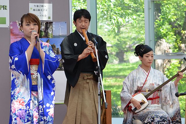 民謡コンサートを行う寺島絵里佳さん(左)