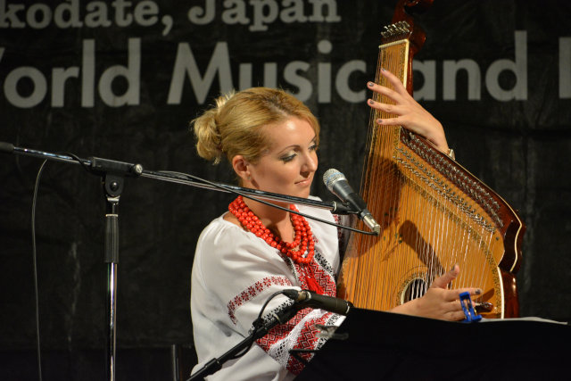 芸術祭は5年ぶりの参加だという「カテリーナ」さん(ウクライナ)。バンドゥーラという楽器を奏でる