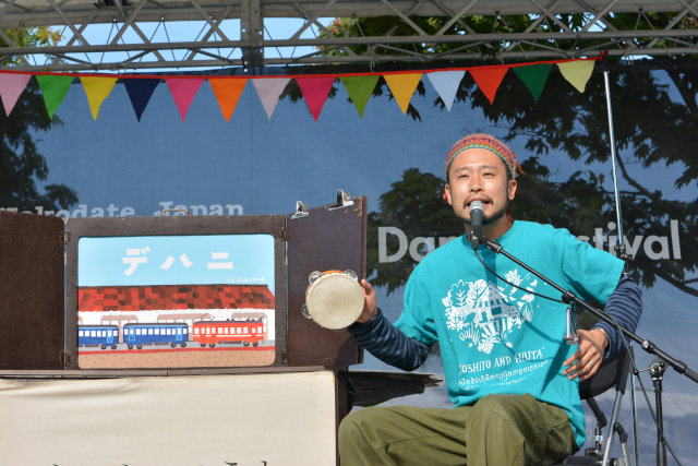 歌いながら紙芝居を上演する「よしととひうた」(島根)。子ども向けと思ったら大間違い。大人もめちゃくちゃ楽しい