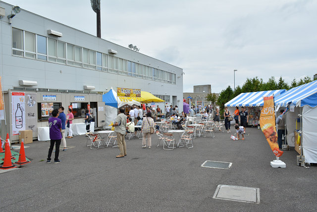 屋外には、函館と東北のグルメを販売するブースが立ち並ぶ