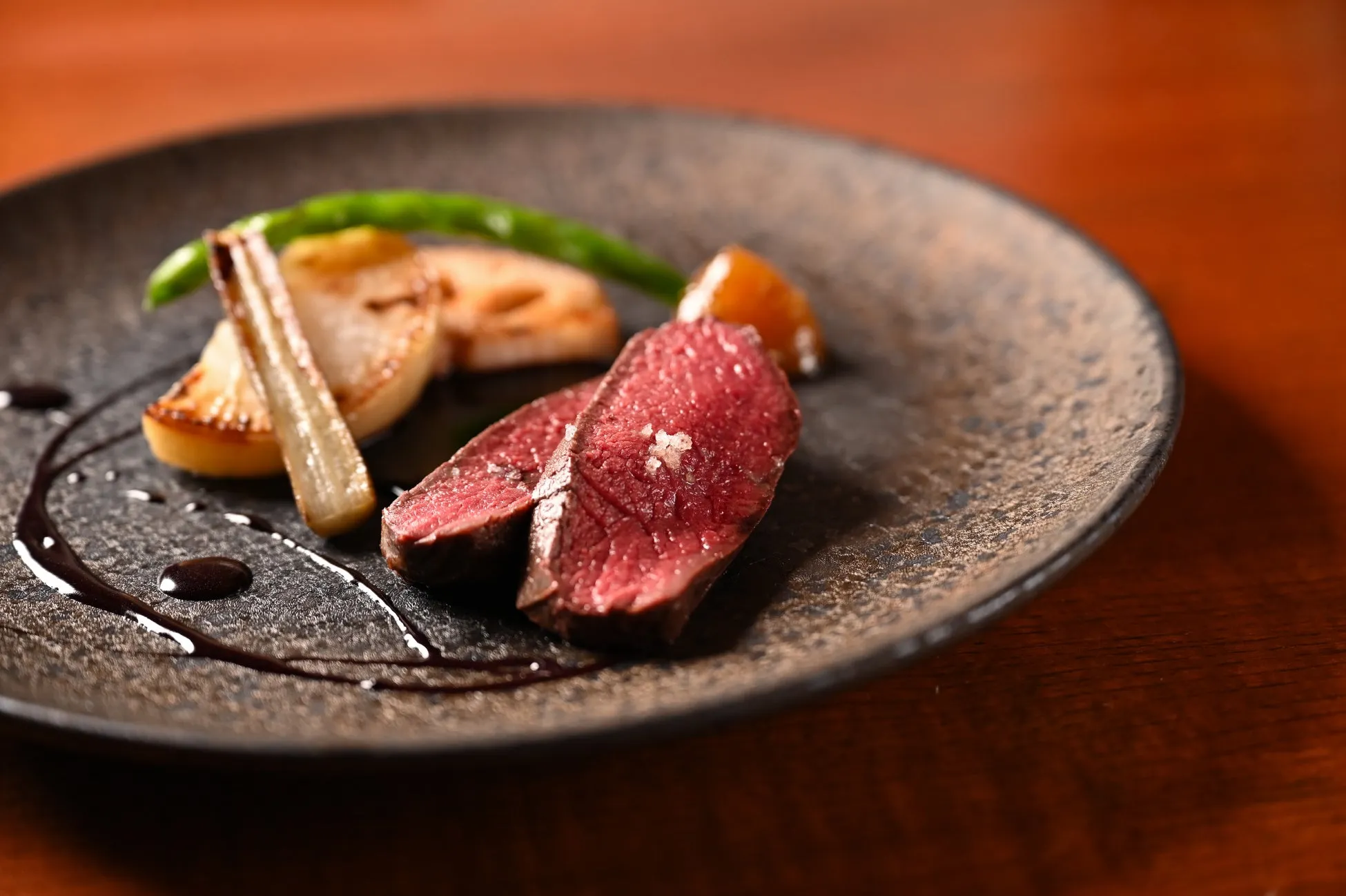 お皿に盛られたステーキと付け合わせの料理のクローズアップ写真