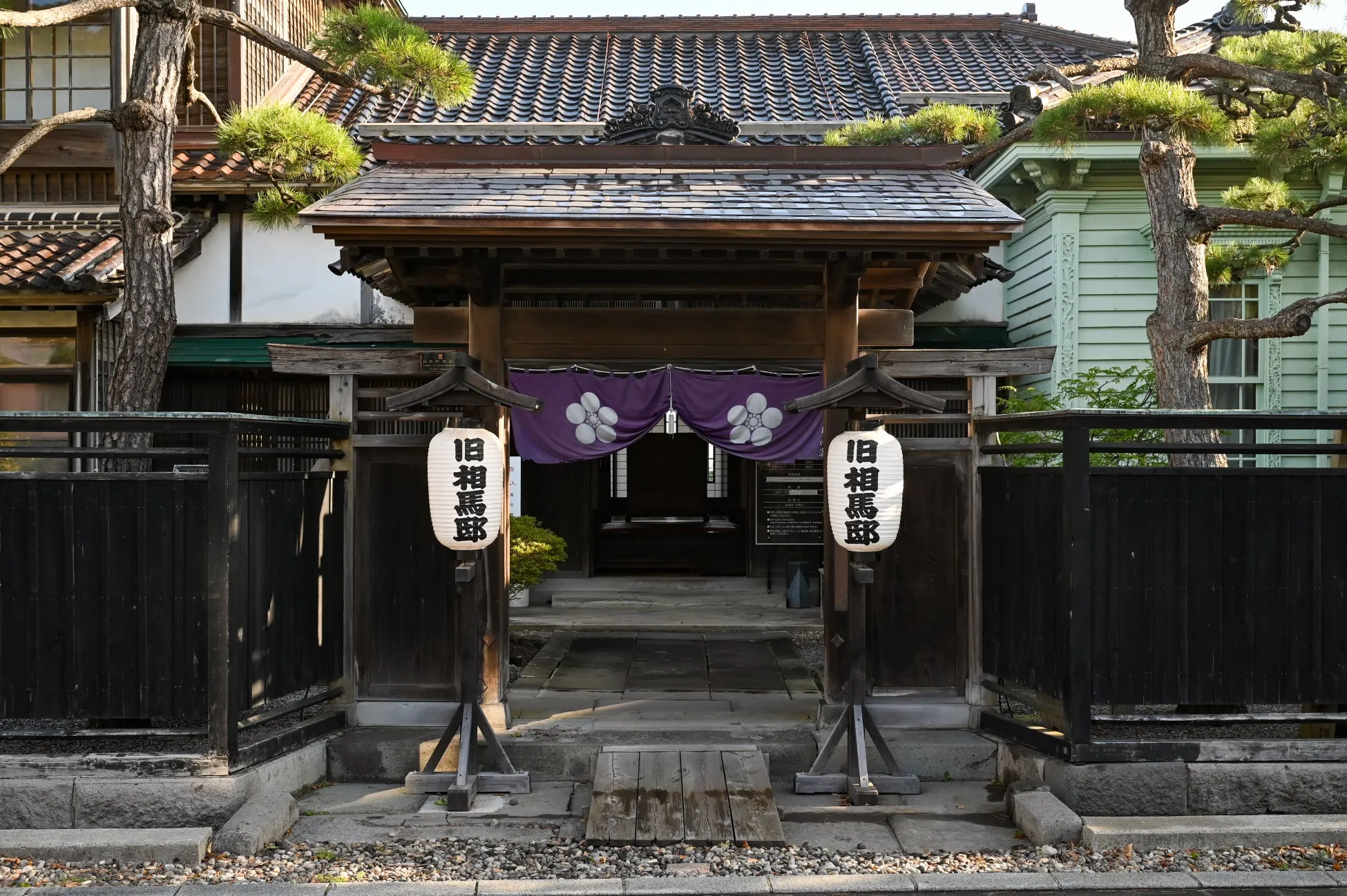 旧相馬邸の入り口の風景