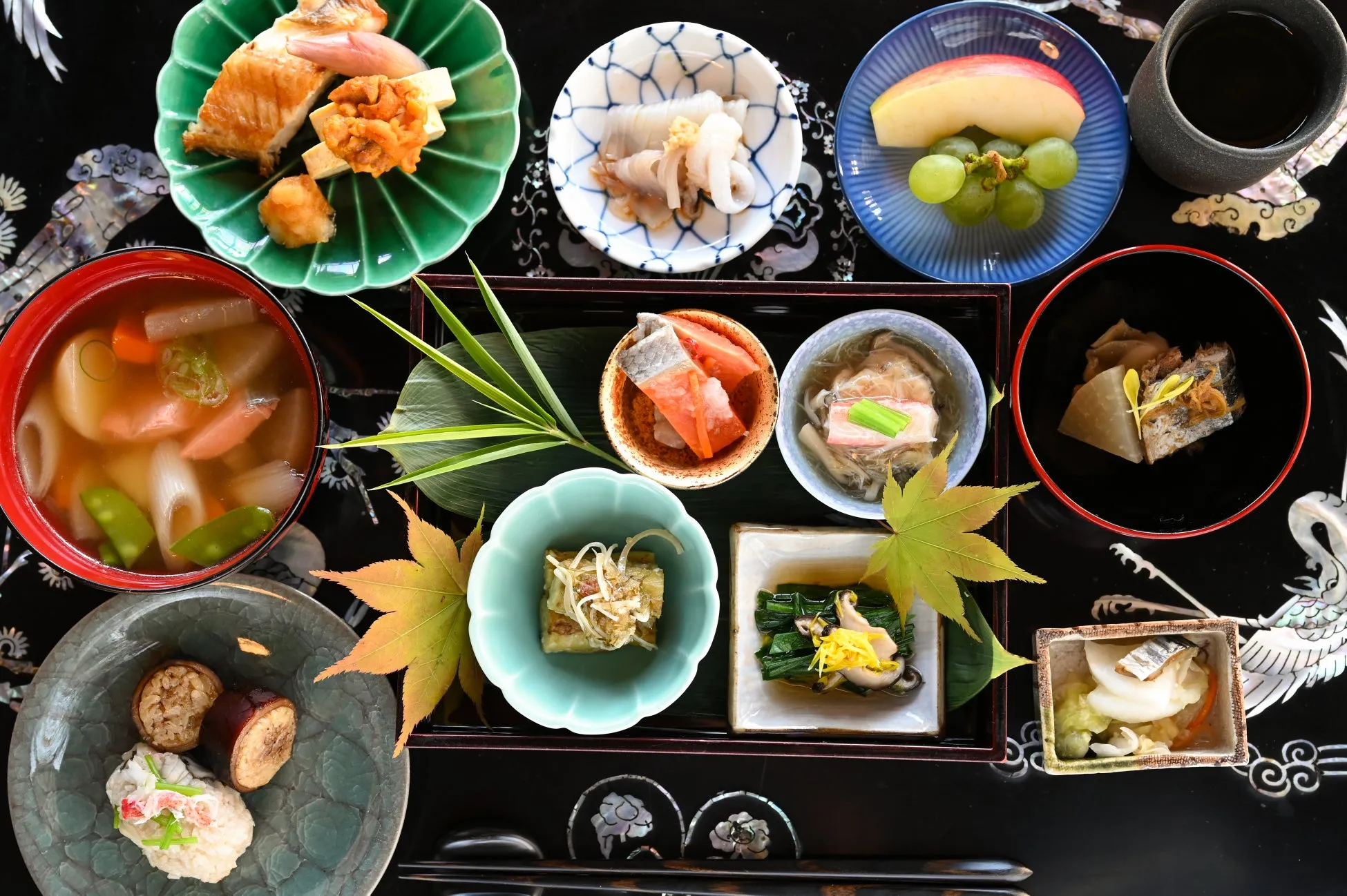 様々なおかずが並べられた、日本の伝統的な懐石料理の写真